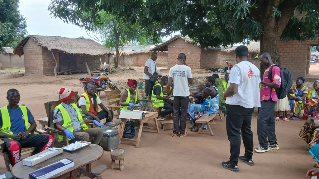 Instalación de un centro de vacunación durante la respuesta a un brote de sarampión en la zona de Kabo por parte del equipo de emergencia de MSF (EURECA), en la República Centroafricana.