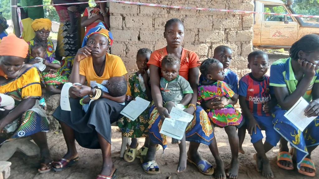 Madres que llevan a sus hijos e hijas para vacunarles en Kokobo, en la zona de Kabo, durante una respuesta de emergencia de EURECA. © Amadou Barazé/MSF