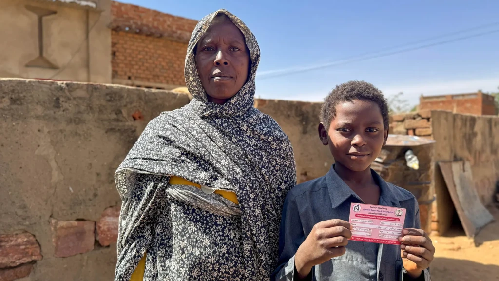 Hamaza, de 11 años, y su madre, Mariam, asisten a la campaña de vacunación en Umalgora, Darfur Occidental, Sudán.
