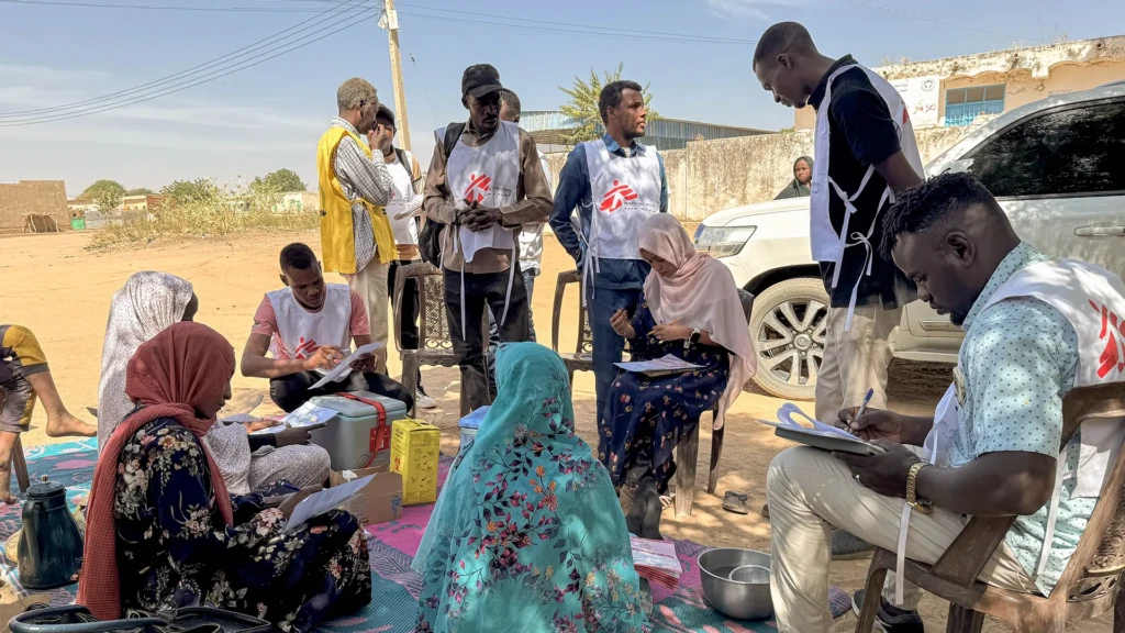 Un equipo colaborativo de MSF y personal del Ministerio de Salud trabajan junto a miembros de la comunidad durante la campaña de vacunación contra el sarampión y la rubéola. Sudán.
