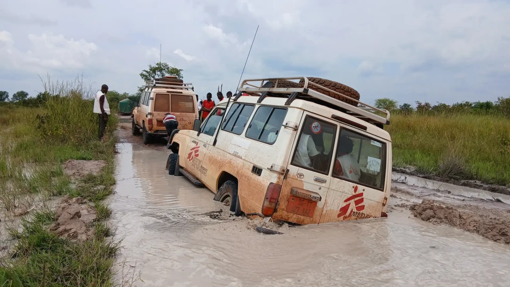 Un vehículo del equipo EURECA de MSF atascado en el barro en la carretera Bangui-Kabo, lo que pone de relieve las condiciones a menudo difíciles de las carreteras a las que se enfrentan los equipos que responden a emergencias sanitarias y humanitarias.