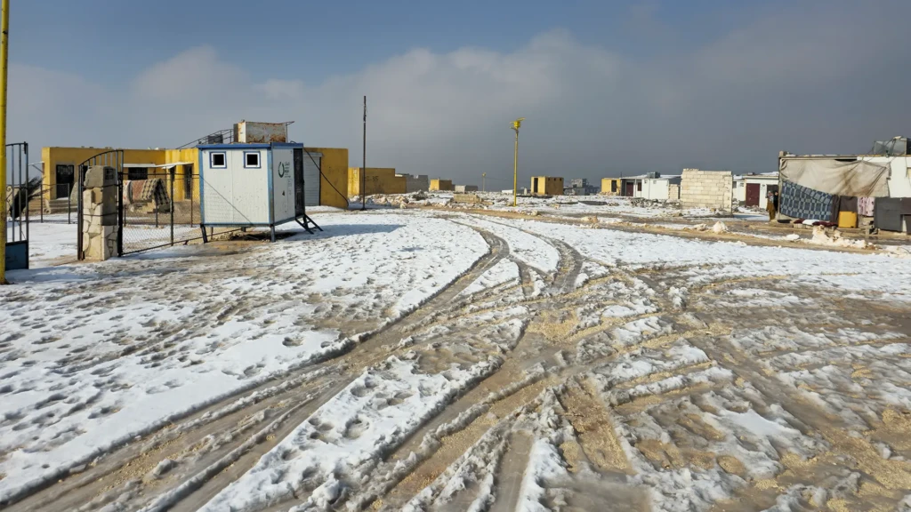 Vista de la nieve acumulada en los campos de desplazados de Idlib, al noroeste de Siria, tras una tormenta de nieve, en medio de las duras condiciones humanitarias que enfrentan las personas desplazadas que viven en estos campos.