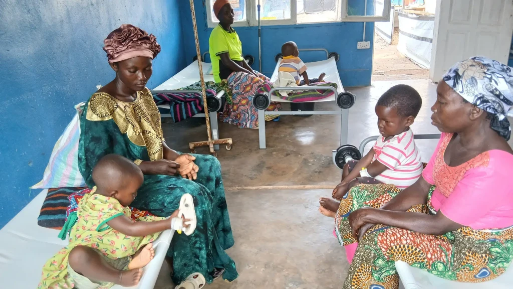 Sesión para sensibilizar a los pacientes sobre las buenas prácticas de higiene para prevenir el cólera, en el centro de tratamiento del cólera del Hospital General Sangé, en la provincia de Kivu Sur, RDC.