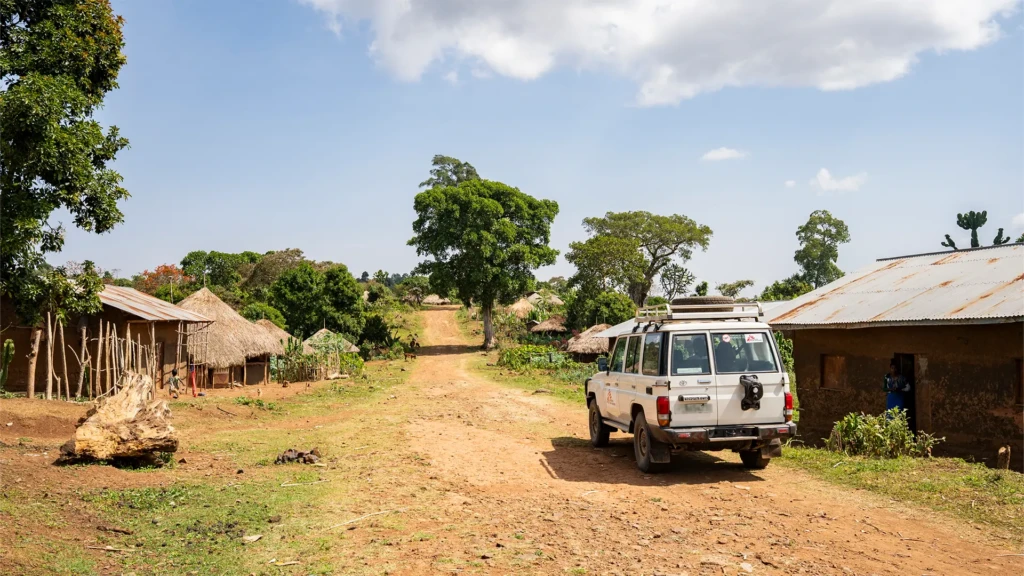 Un equipo de MSF visita el centro de salud de Aday Abeba, en la región suroeste de Etiopía. MSF ha brindado capacitación al personal, servicios de rehabilitación y apoyo en materia de agua y saneamiento. Etiopía, enero de 2026.