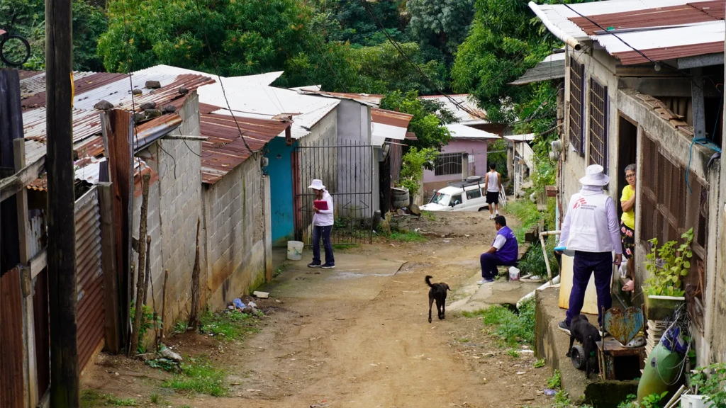 Antes del día de vacunación, el equipo de promoción de salud de MSF realizó visitas casa por casa para invitar a la gente de la comunidad a participar en la campaña de vacunación. 