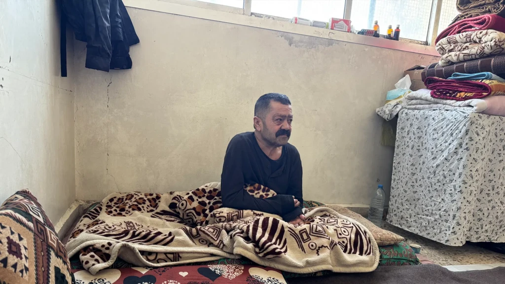 Younis Mouhammad, hombre de 52 años de Afrin, en un centro colectivo en Qamishli. Younis es diabético y perdió ambas piernas debido a complicaciones derivadas de la diabetes. Noreste de Siria.