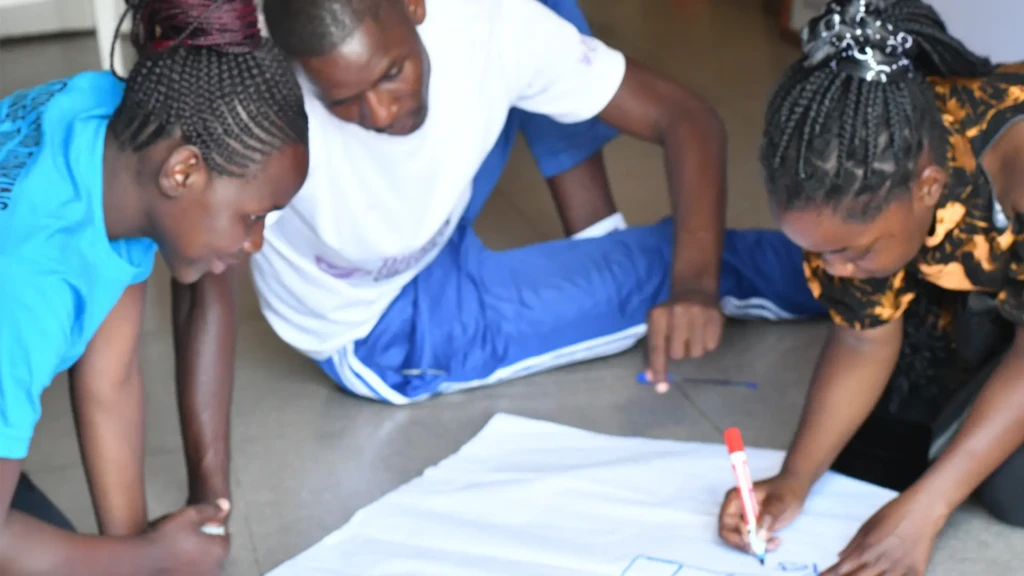 Mirabelle Gavi y otros miembros del Comité Asesor de Adolescentes durante una sesión de revisión y planificación en Mbare, Zimbabue.