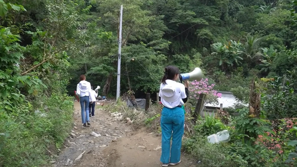 Personal de MSF a través de un megáfono invita a a población de San Pedro Sula a participar en la campaña de vacunación.