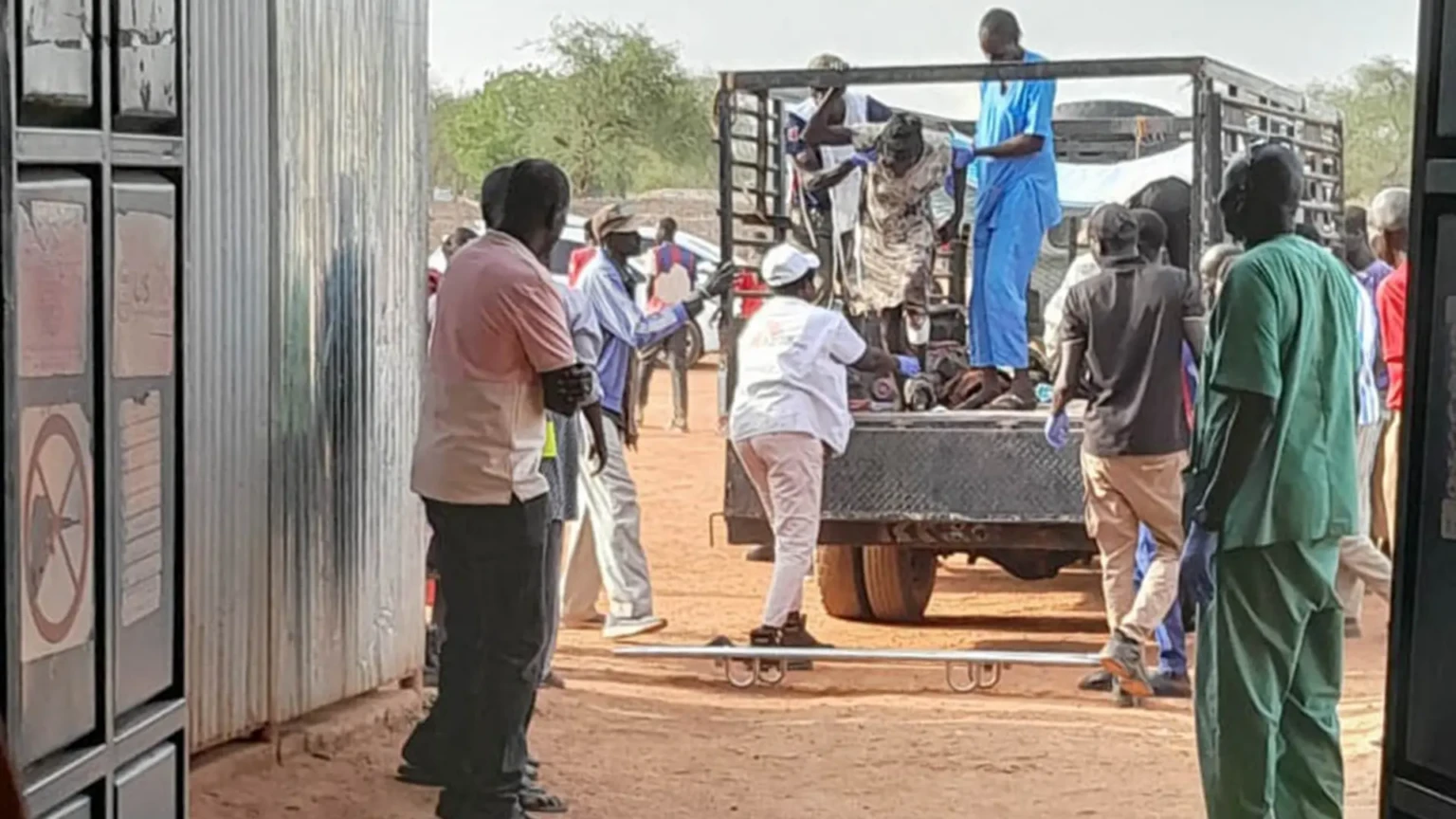 Apoyamos al hospital del Ministerio de Salud en la localidad de Abyei, que hasta ahora ha recibido a 80 pacientes con heridas de bala.