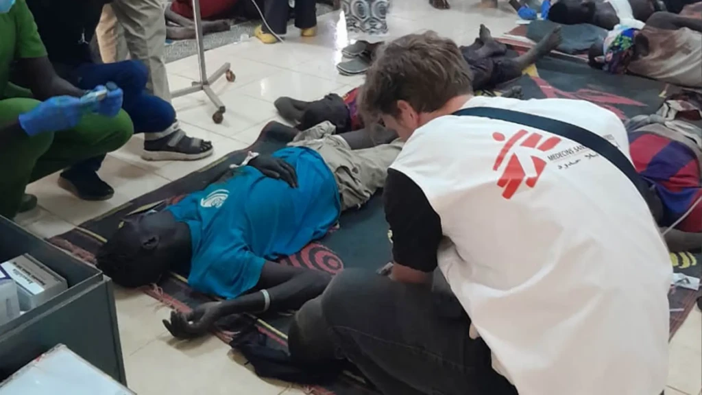 Apoyamos al hospital del Ministerio de Salud en la localidad de Abyei, que hasta ahora ha recibido a 80 pacientes con heridas de bala. 