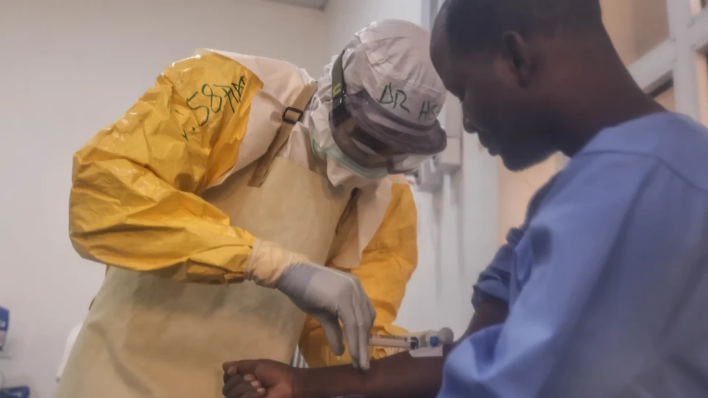 El médico del Ministerio de Salud Hisham Muhammad Kari administra medicación a Usman Halilu, quien ha sido ingresado por fiebre de Lassa en el centro de tratamiento de la fiebre de Lassa, apoyado por MSF. Bauchi, Nigeria.
