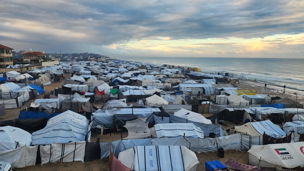 Campos improvisados para personas desplazadas cerca de un hospital de campaña móvil en Deir Al-Balah. Gaza, Palestina, marzo de 2026.